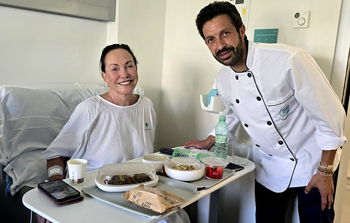 El chef Iván Cerdeño acerca la alta cocina saludable a pacientes, profesionales y visitantes del Hospital Quirónsalud Marbella
